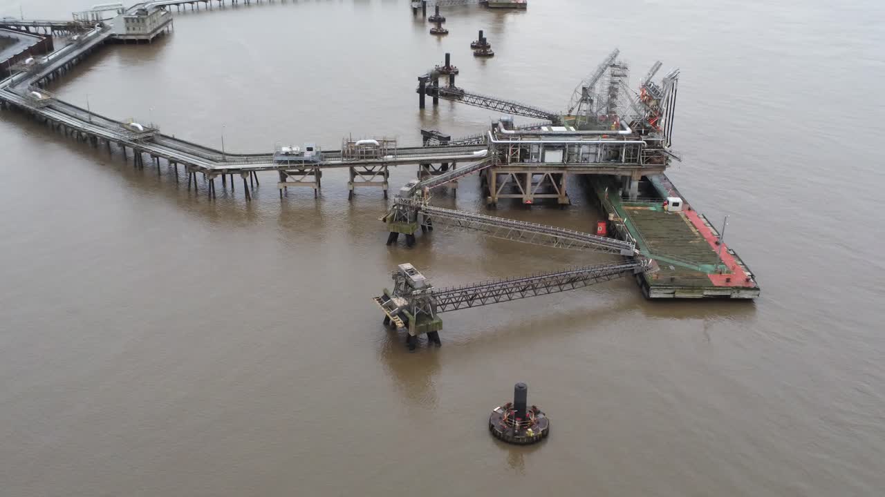 drone view tranmere oil terminal birkenhead petroquímica costera puerto distribución envío pontón alejarse órbita izquierda