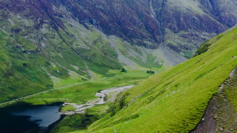 Vista-Aérea-Drone-Shot-of-Road-Through-the-Glen-Coe-Hills-01