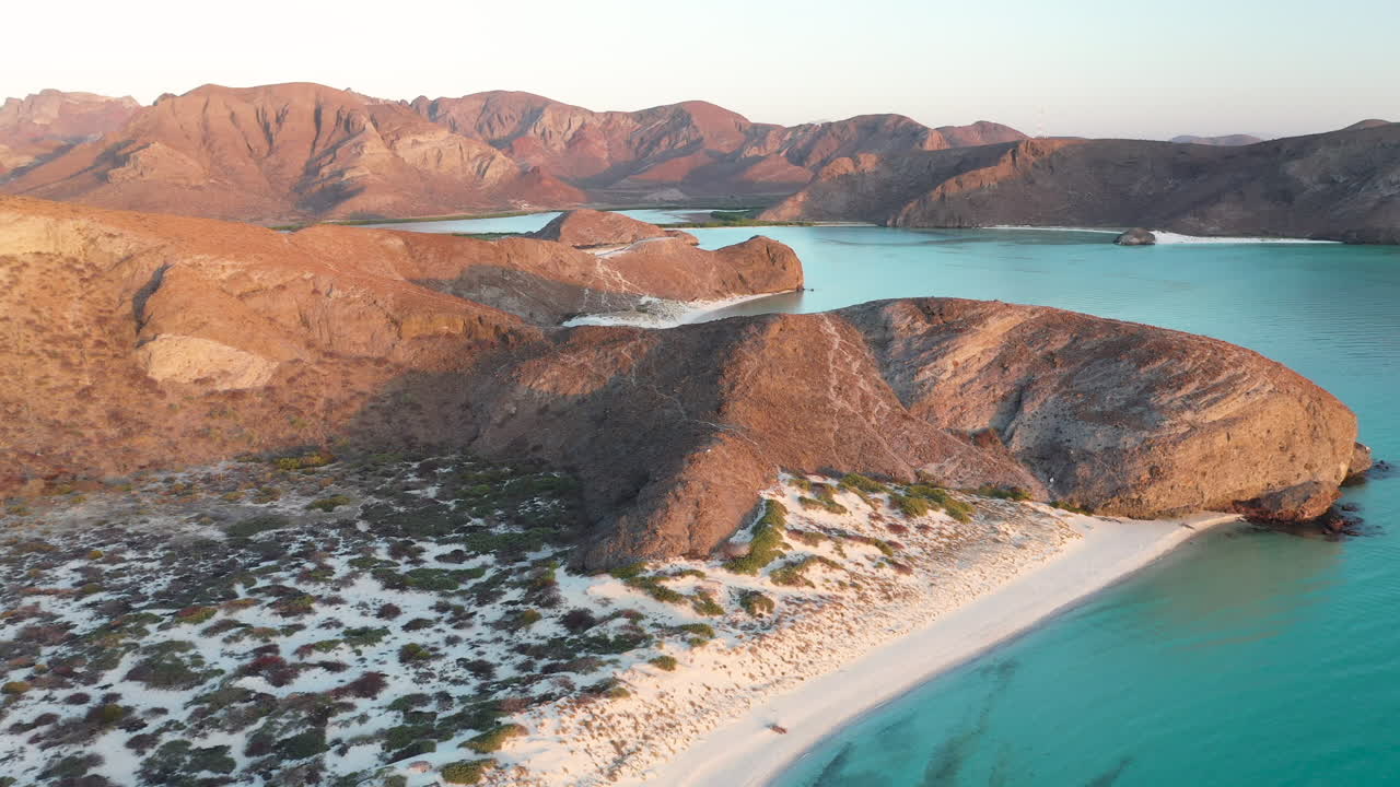 toma cinematográfica de drones de la playa de balandra, pasando por las colinas rojas y las aguas turquesas