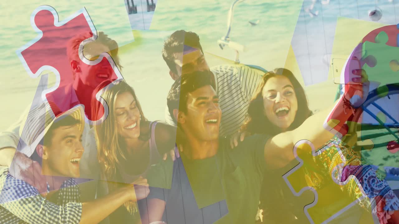 animación de coloridas piezas de rompecabezas y cabeza humana sobre amigos felices en la fiesta de playa de verano