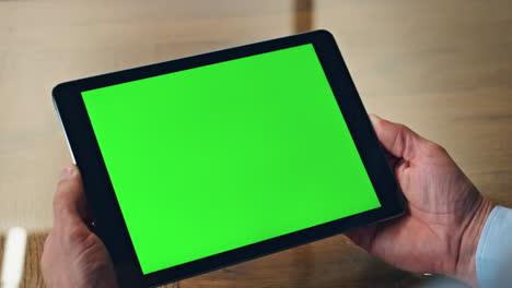closeup chromakey tablet hombre manos en la oficina. ceo usando dispositivo de pantalla verde
