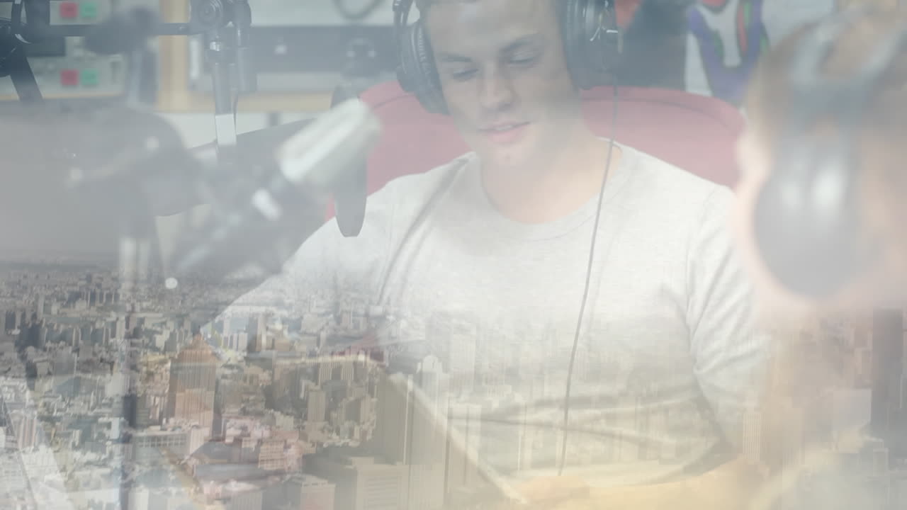 composición digital de dj de radio masculino y femenino discutiendo en la estación de radio contra el paisaje urbano