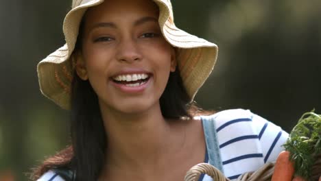 Mujer-Bonita-Jardinera-Sosteniendo-Una-Caja-De-Verduras.