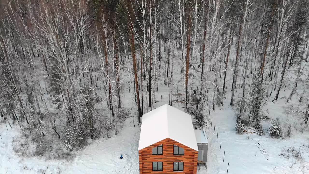 cabaña de madera en un bosque nevado