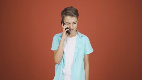 Niño-Feliz-Hablando-Por-Teléfono.