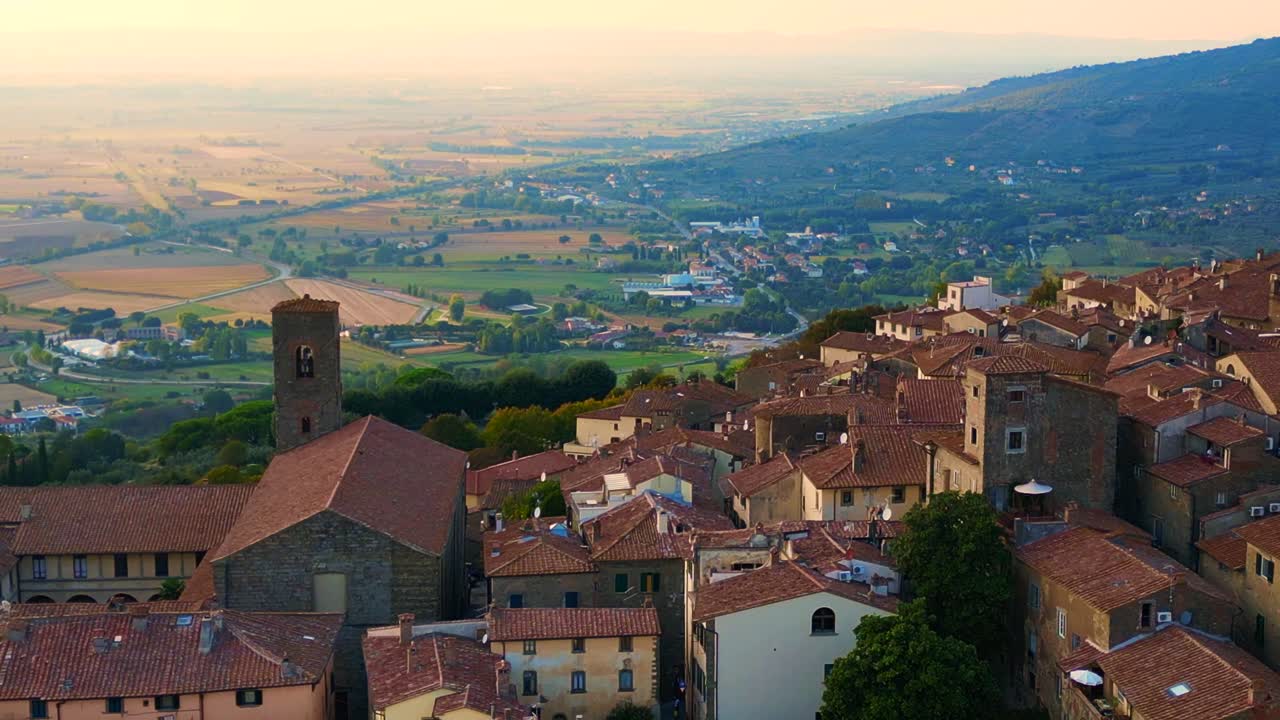 cortona es un pueblo medieval italiano de montaña en la toscana.
