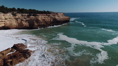 波浪在葡萄牙阿爾加維島的阿爾巴度假村撞到岩石1