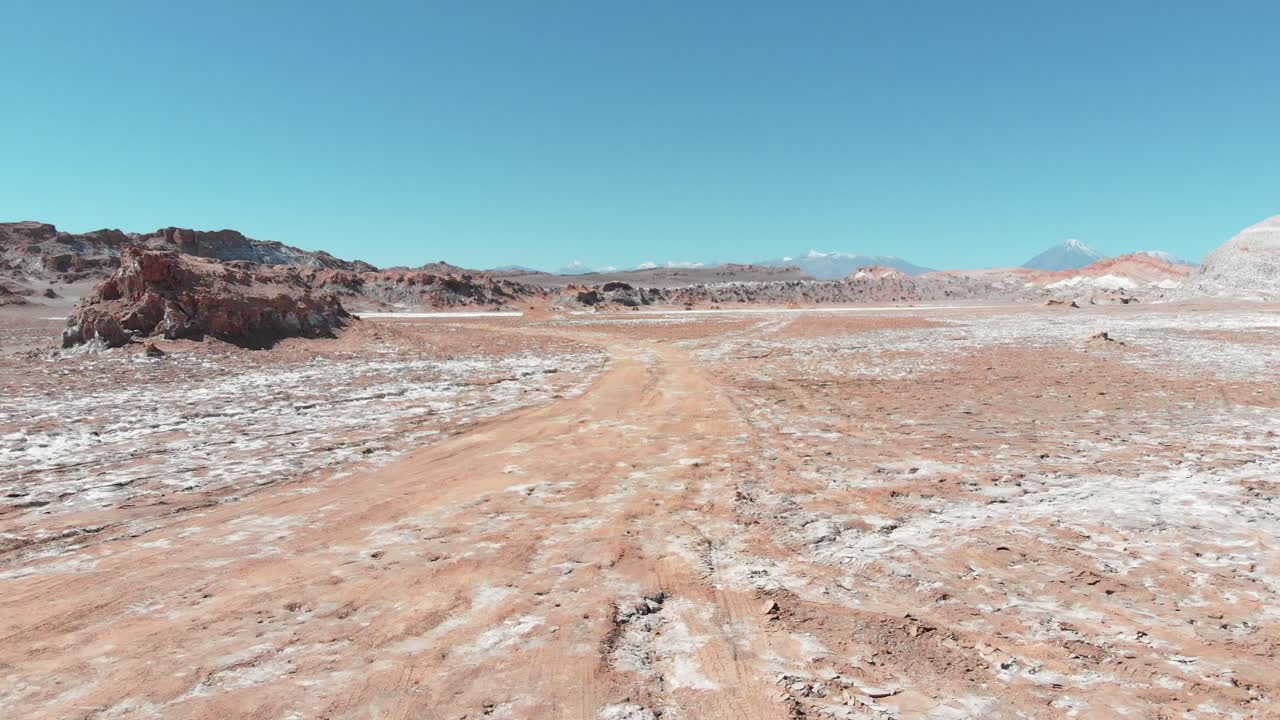 tiro de acción aérea cerca del suelo del desierto de sal de atacama, chile, sudamérica