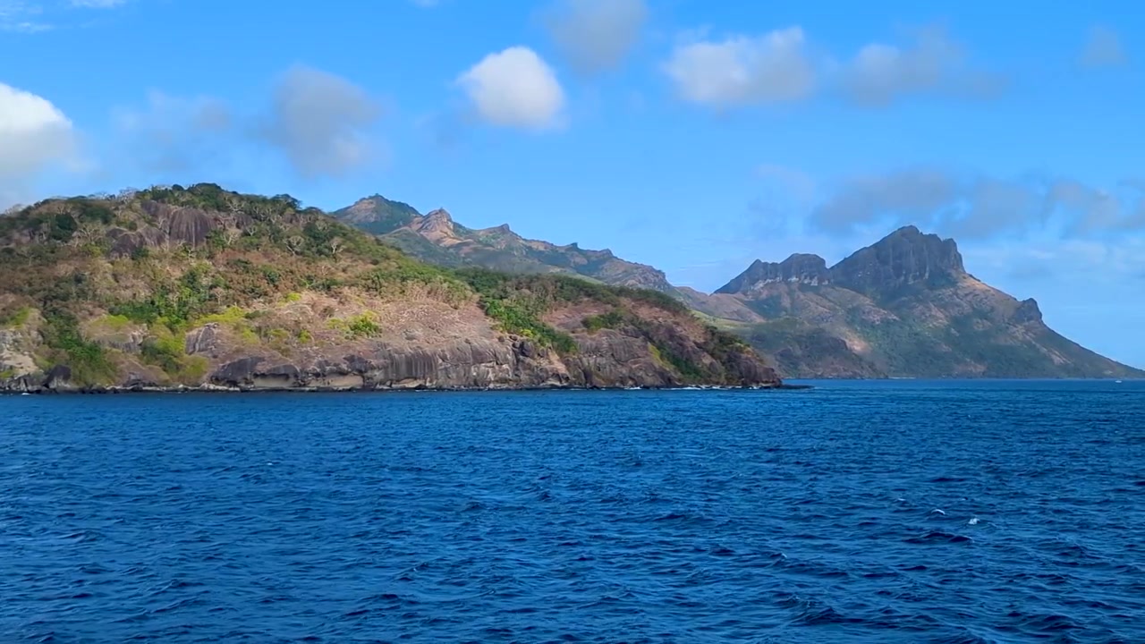Navigando attraverso isole tropicali remote e aspre nelle Isole Yasawa, Fiji, con acqua oceanica blu nel Pacifico meridionale.