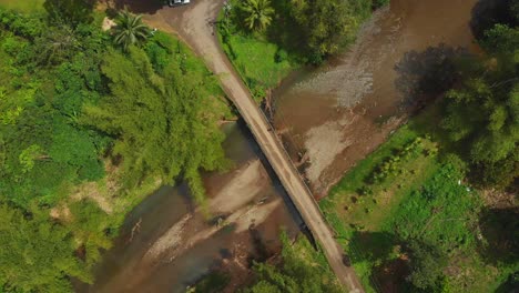 Erstaunliche-Antenne-Einer-Brücke,-Die-Eine-Ländliche-Nordküstengemeinde-Von-Grande-Riviere-Auf-Der-Karibischen-Insel-Trinidad-Und-Tobago-Verbindet