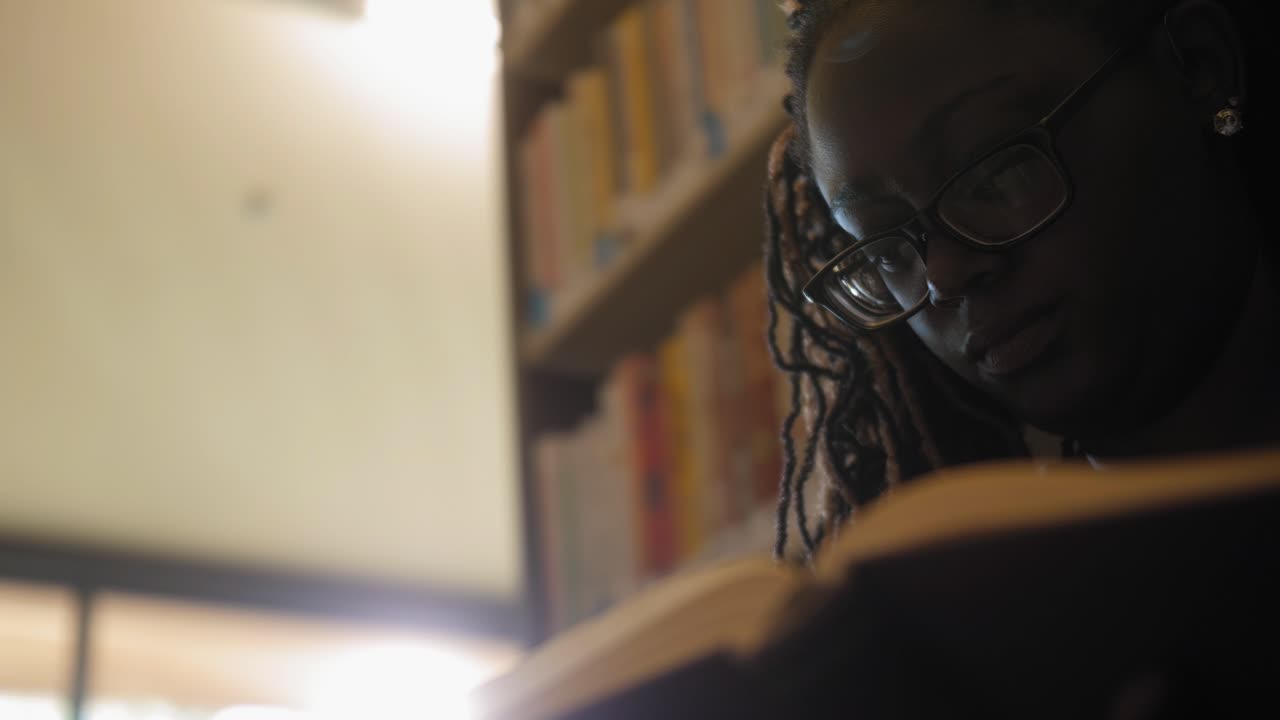 cicatrizarse, de, bastante, mujer negra, lectura, en, biblioteca