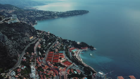 vista aérea de la costa de la riviera francesa