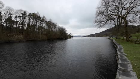 Lago-Windermere-De-Pie-Caído-En-La-Base-Del-Lago