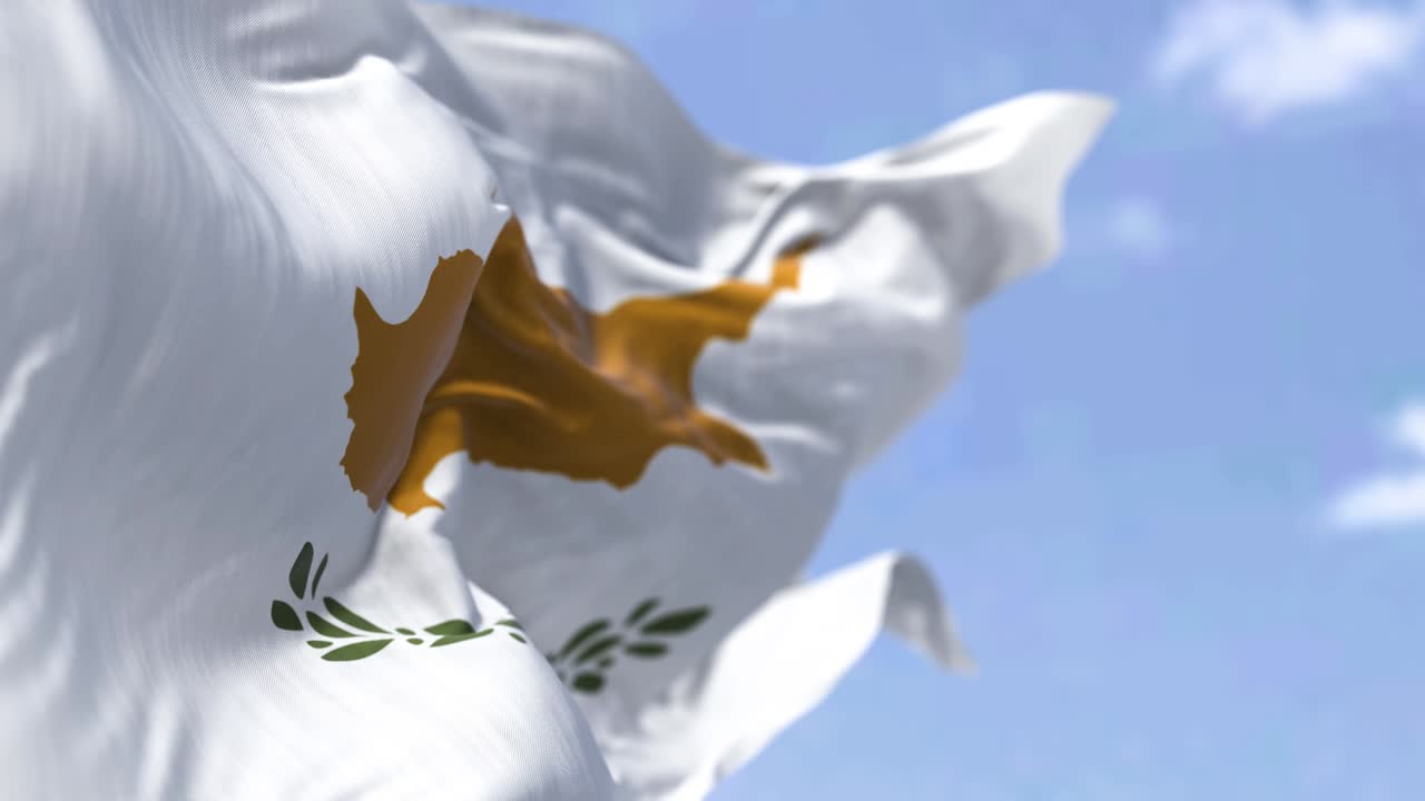 은 날 에 바람 에 흔들리는 키프로스 국기 의 상세 한 모습