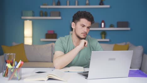 Estudiante-Varón-Haciendo-Investigación.