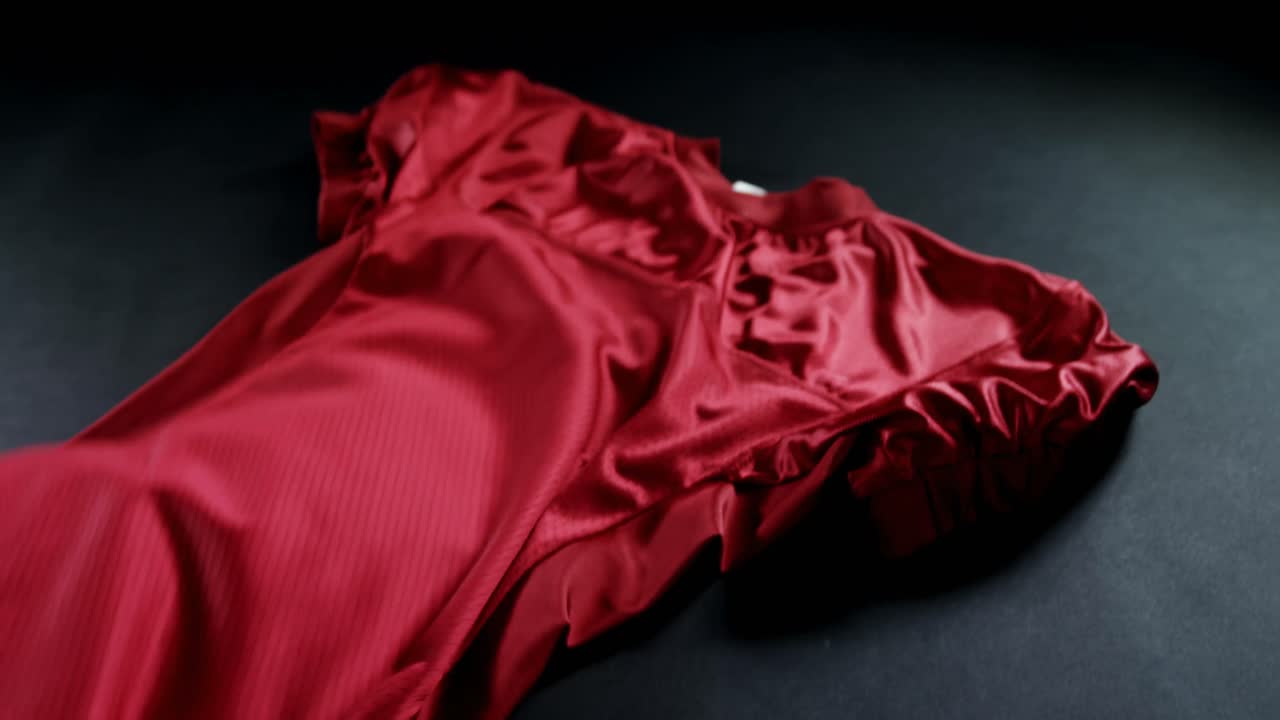 검은색 배경 4k에 떨어지는 미국 축구 저지 천