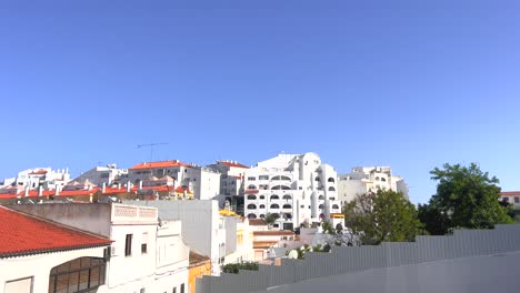 Blick-Auf-Die-Hügel-Der-Stadt-Albufeira-In-Portugal