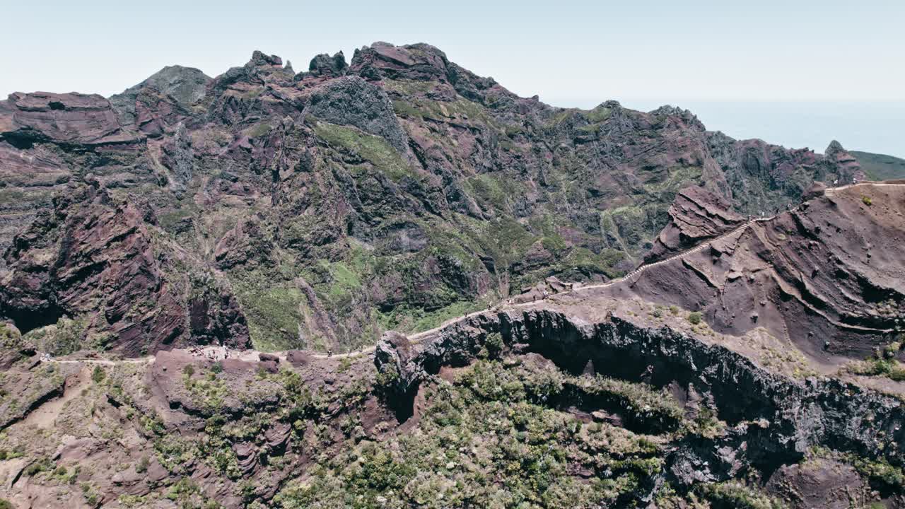 마데라 pr1 유명한 하이킹 경로, 드론, 공중, 산꼭대기, 피코 데 아레이로, 측면 뷰, 산을 드러내는