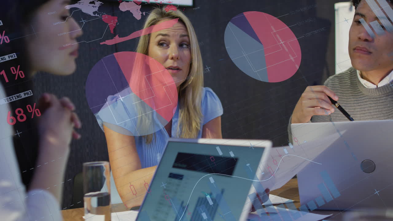 animación del procesamiento de datos financieros sobre diversas personas de negocios que trabajan en la oficina