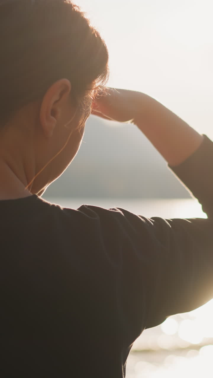 손으로 얼굴을 고 앞을 바라보는 여인, 풍경이 아름다운 강변에 앉아 자연의 평온한 분위기로 생각을 모으고 있는 외로운 여인.