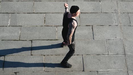 contemporáneo hip hop bailarín de calle hipster hombre con tatuaje funky baile urbano estilo libre en la ciudad