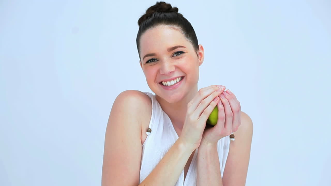Mujer sosteniendo una manzana verde