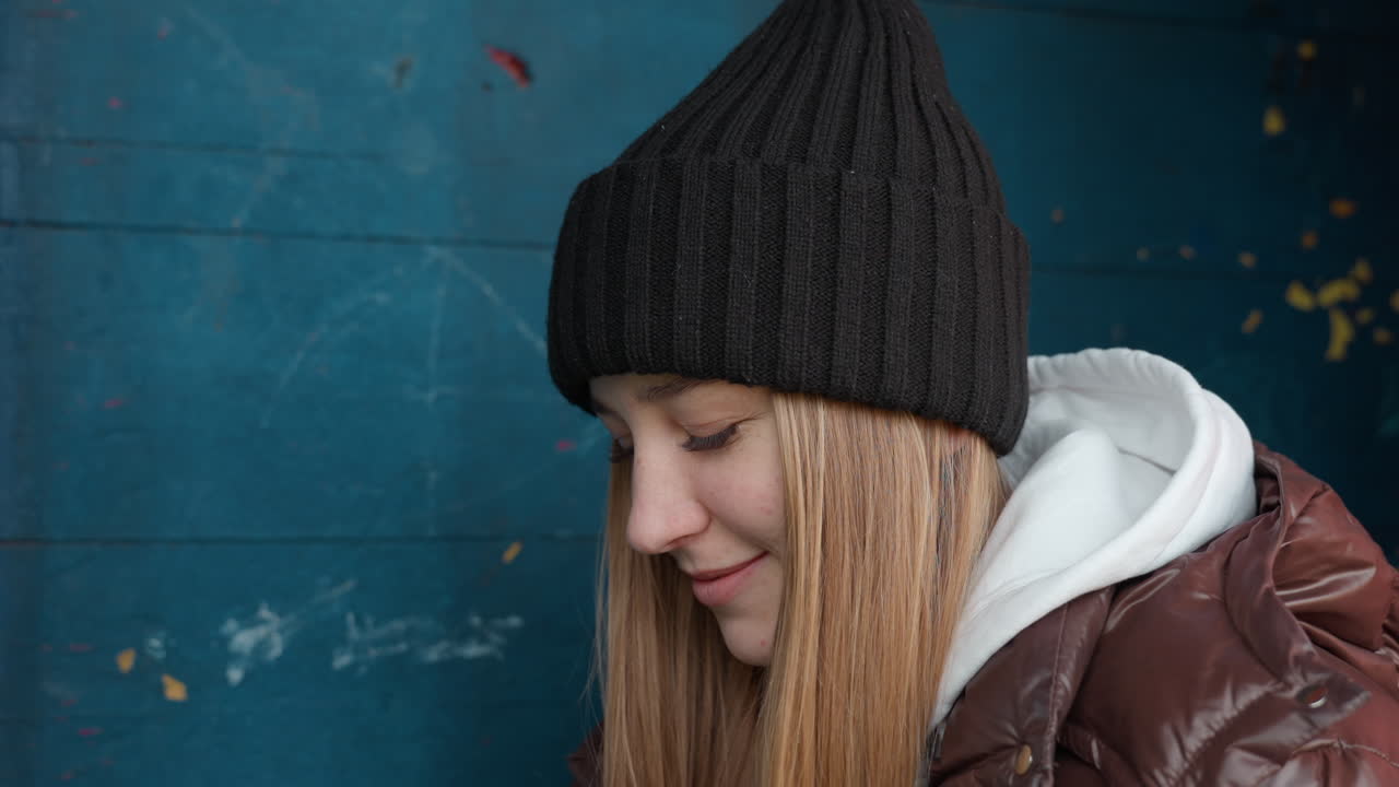 젊음의 회복력이 돋보이는 가운데, 젊은 여성이 차분한 결의를 내비치고 있어요. 인내와 희망을 보여주는 소녀의 스냅 사진과 흔들림 없는 내면의 힘과 낙관주의를 보여주는 젊은 여성의 초상화입니다.