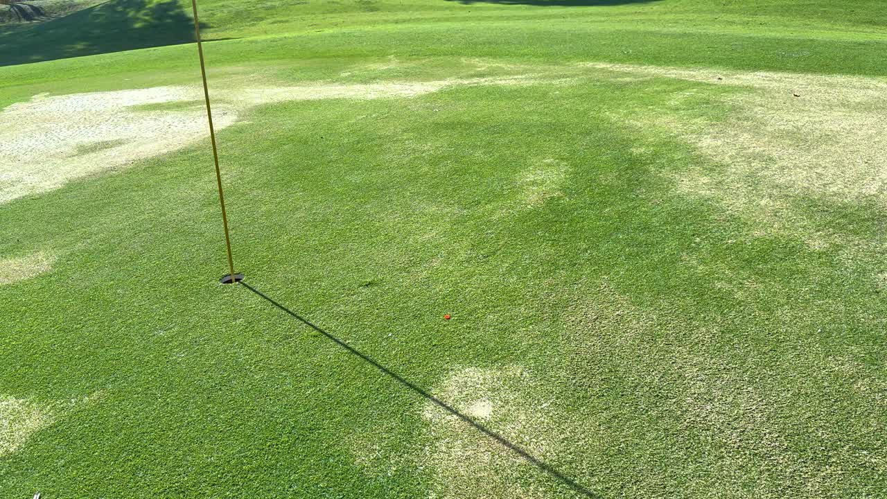 산악 코스에서 그린에 골프 발