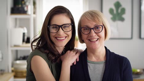 Retrato-En-Video-De-Una-Hija-Adulta-Y-Una-Madre-Juntas-En-Casa