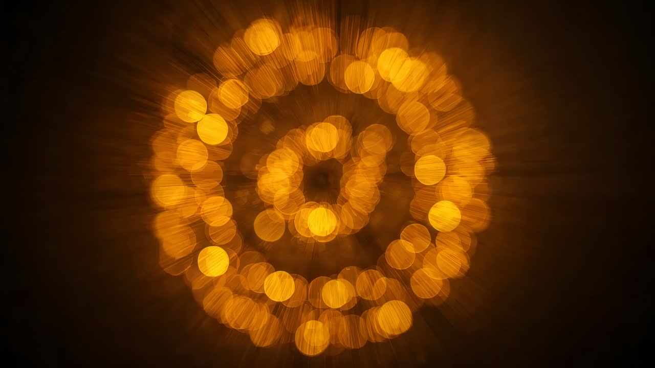 Spostamento della messa a fuoco della fotocamera per rivelare il bokeh del lampadario in una stanza scarsamente illuminata, per rivelare raggi radiali