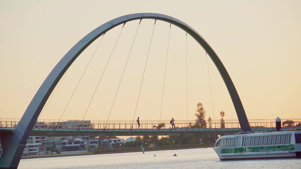 해가 지는 동안 엘리자베스 케이 다리에서 활동, 강을 건너, 항구에서 보트 주차