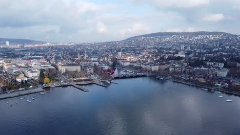 Vista-Aérea-De-La-Ciudad-De-Zúrich-A-Orillas-Del-Lago-En-Un-Día-Tranquilo