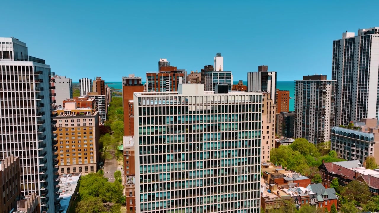 Descida entre os edifícios na área residencial verde de Chicago, Illinois, EUA. Cenário de águas azuis e céu ao fundo