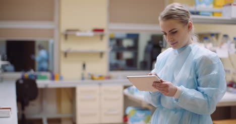 científico que usa una tableta digital en el laboratorio