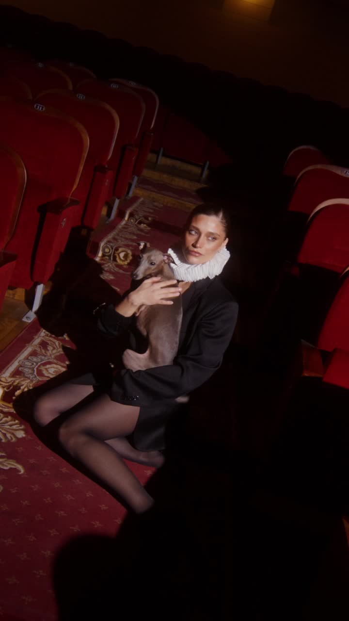 mujer con perro en un teatro