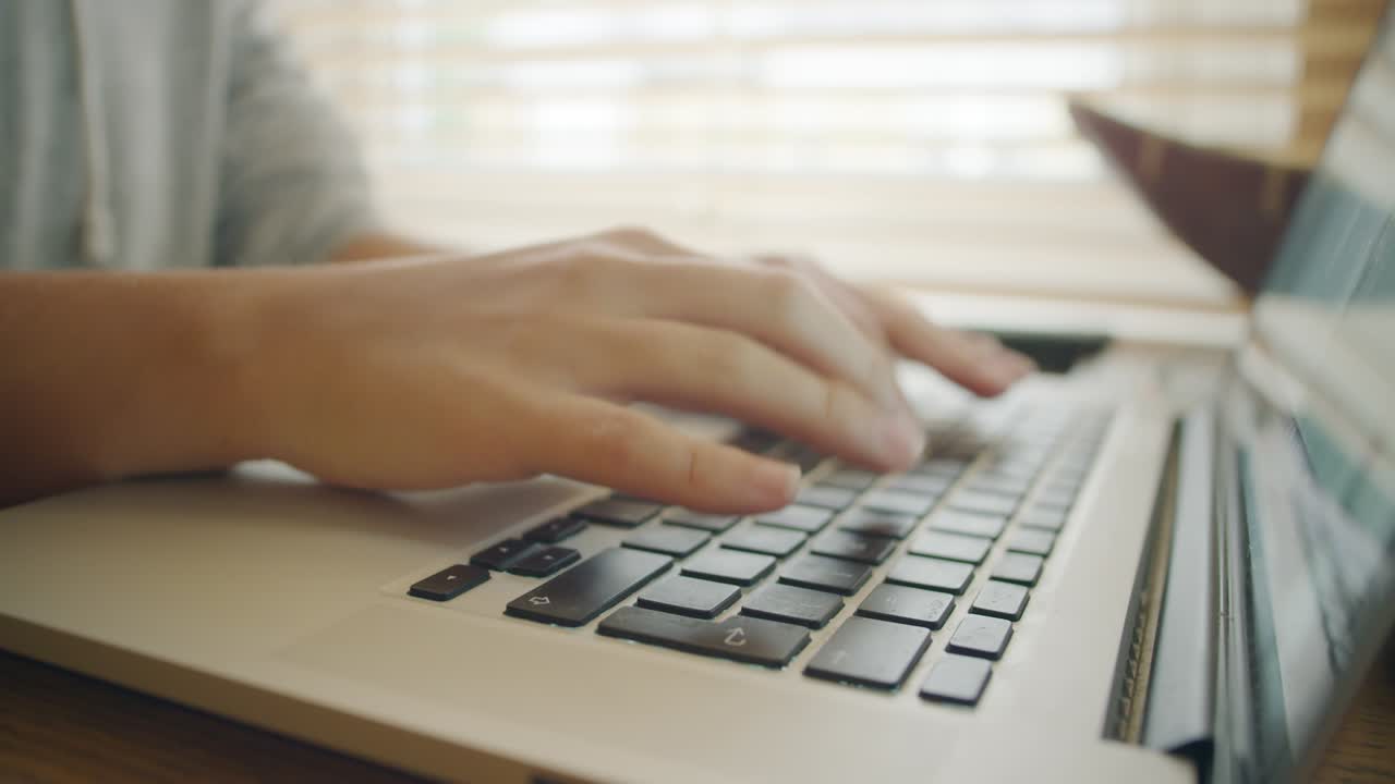 trabajando desde casa en la computadora portátil