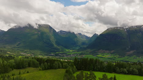 üppige-Landschaft-Mit-Imposanten-Bergen,-Byrkjelo,-Norwegen