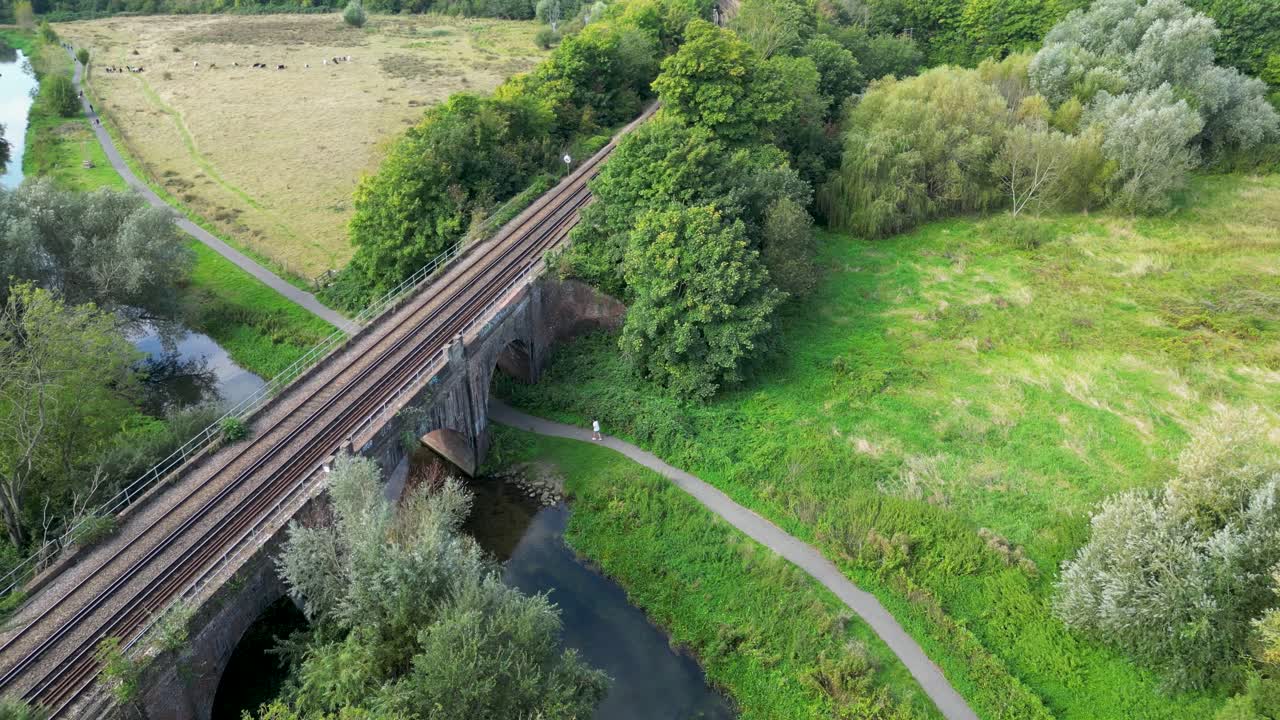 그레이트 스투어 강 (great stour river) 과 철도 다리 (railway bridge) 는 영국 켄트베리 (kent) 에 있는 러너 (runner) 와 함께 있다.