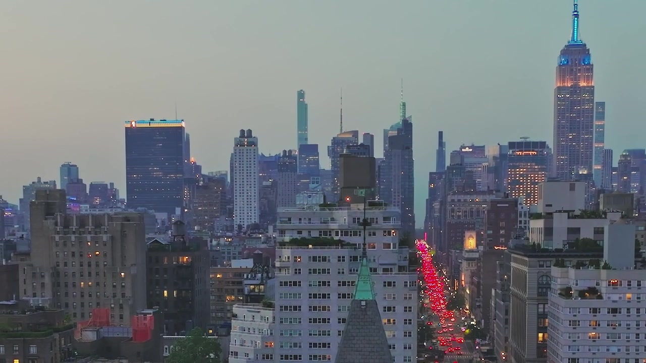 Vista notturna dello skyline di New York City con luci ed edifici