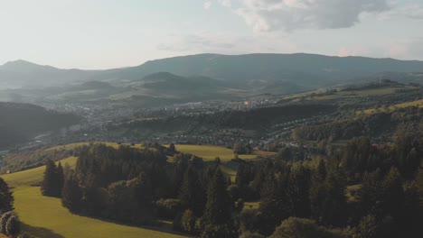 Luftaufnahme-Auf-Niedliche-Kleine-Bergstadt-An-Einem-Sonnigen-Tag-Und-Schöne-Umliegende-Landschaft-Von-Wald-Und-Bergen