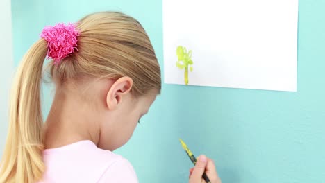 una niña pintando un cuadro