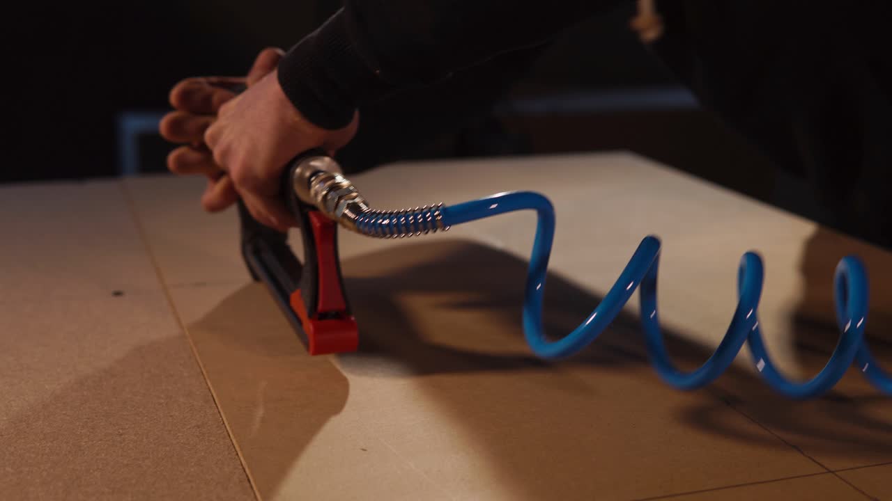 trabajador que utiliza herramientas eléctricas en paneles de madera