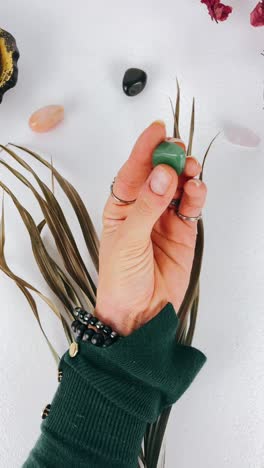 mano con un cristal de curación verde