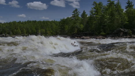 Kajakfahrer-Zeitlupe-Auf-Einer-Stehenden-Welle-Im-Wildwasser