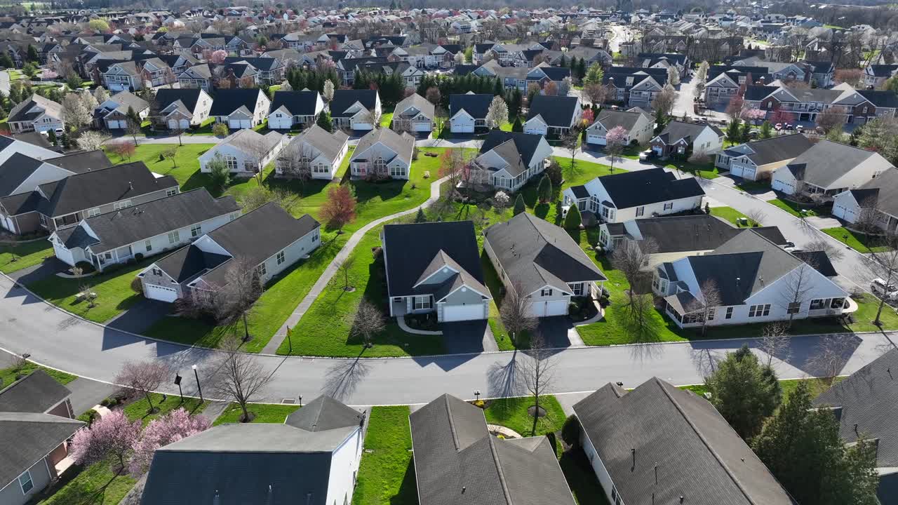 Vista mattutina soleggiata di edifici di una zona residenziale, ripresa con drone dagli Stati Uniti