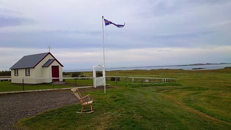 Leerer-Stuhl-Am-Meer-In-Island