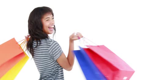 mujer sonriente sosteniendo una bolsa de compras