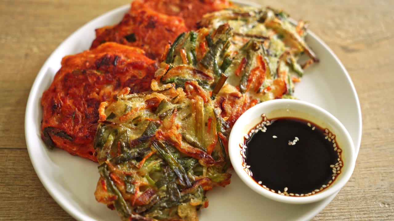파전 또는 한국 팬케이크 및 한국 김치 팬케이크 또는 김치전 - 한국 전통 음식 스타일