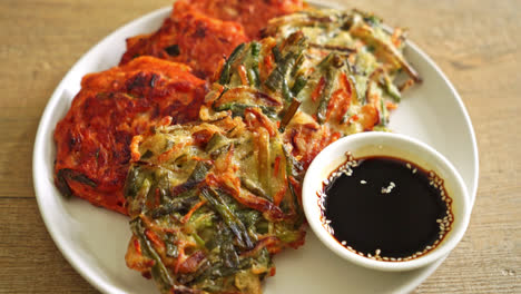 파전 또는 한국 팬케이크 및 한국 김치 팬케이크 또는 김치전 - 한국 전통 음식 스타일