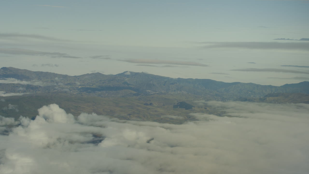 vista aérea desde el avión, las nubes y las montañas